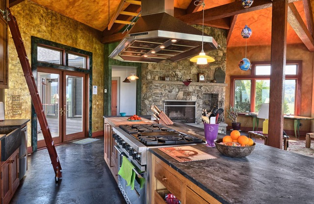 Large property with 2nd barn/game house and additional beds