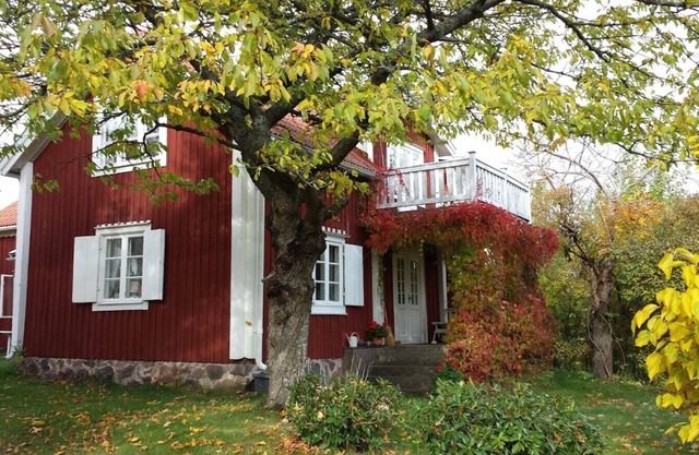 Large, Quiet, GENUINE with many rooms near the sea.