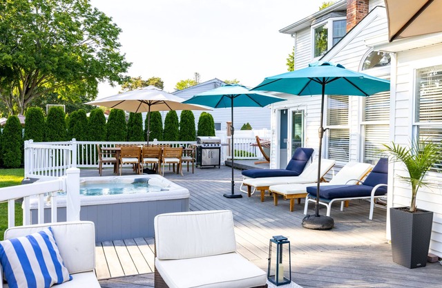 Large renovated 5BR home w/heated pool, hot-tub & ping-pong in Bellport Village