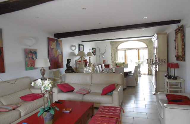 Large riverside house with swimming pool/billiards/boulodrome
