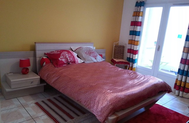 large room for rent with terrace and garage, downtown Perpignan
