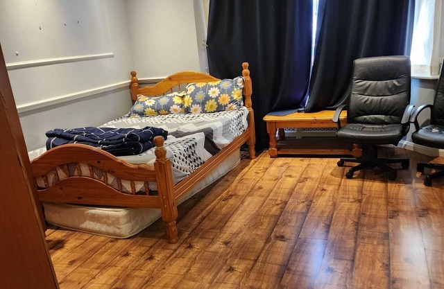 Large room near wembley stadium. 3 min walk to stadium. Awesome location