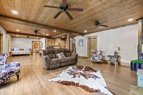 Large secluded 3 bedroom Cabin