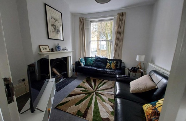 Large Serene Victorian Abode in Central London
