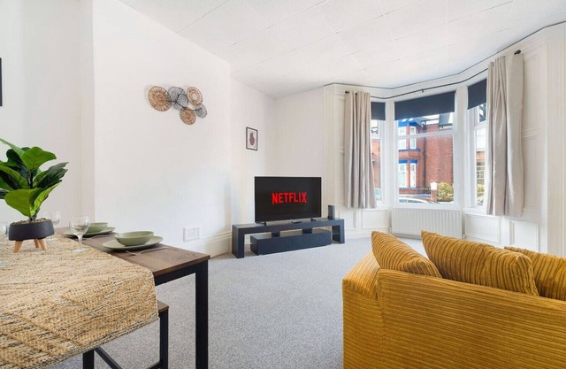 Large Spacious Home|Parking|8 bedrooms|sleeps 14