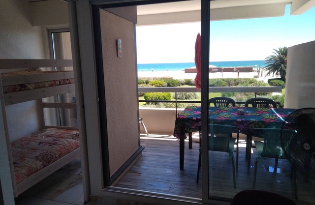 Large Studio cabin with terrace, beautiful sea view, direct beach access, parking
