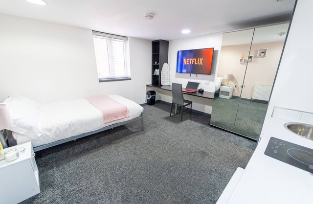 Large Studio flat close to City!