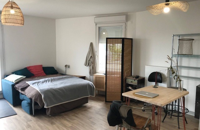 Large studio with direct access to Paris