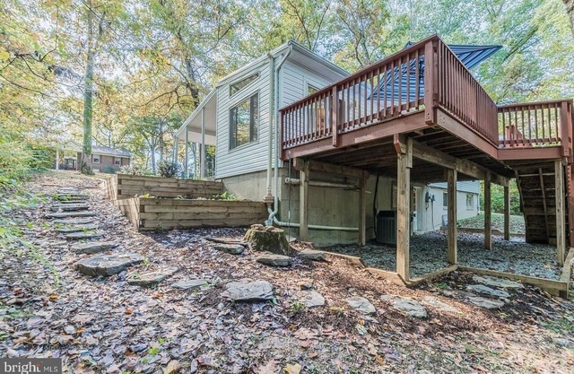 Large Stylish Suite on Private Wooded Lot near DC