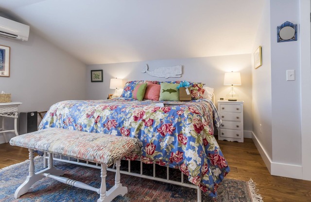 Large suite/private bath/private entrance on quiet street near Thomas Pt. Beach