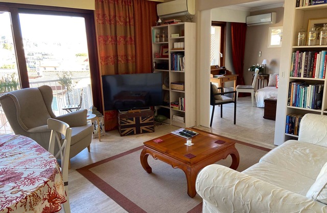 Large sunny flat just minutes from the Croisette, Cannes, with PRIVATE PARKING