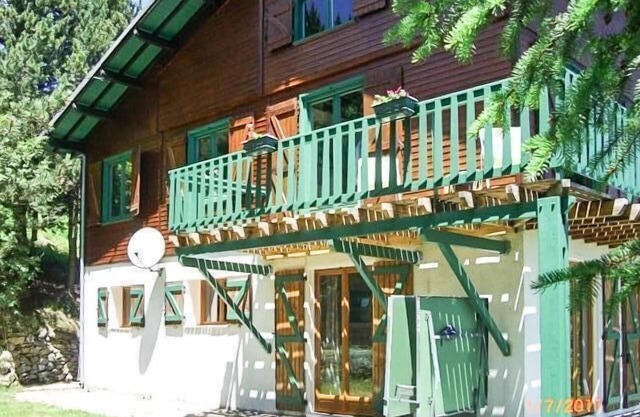 Large T4 apartment at the bottom of a chalet, close to the Pyrénées 2000 ski slopes
