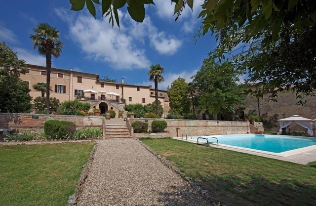 Large vacation villa rental in San Giovanni d'Asso