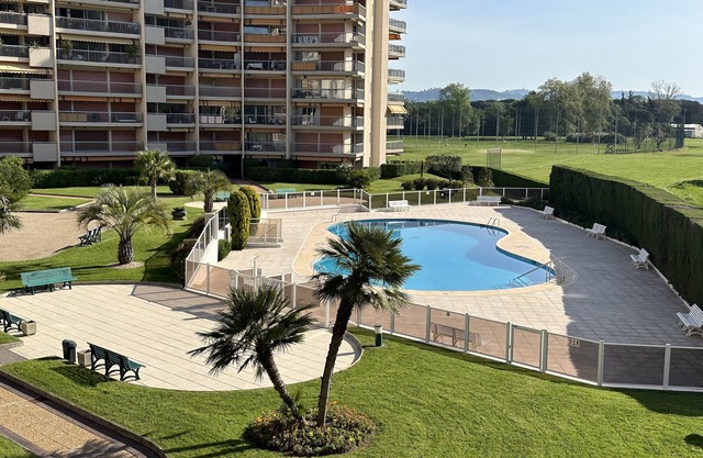 Large, very quiet studio 38 m2 terrace 18 m2 pool/garden view