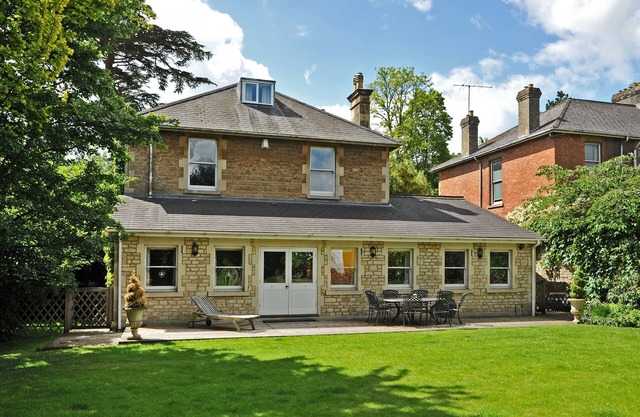 Large Victorian Town House. Pets welcome. Great for families or house parties