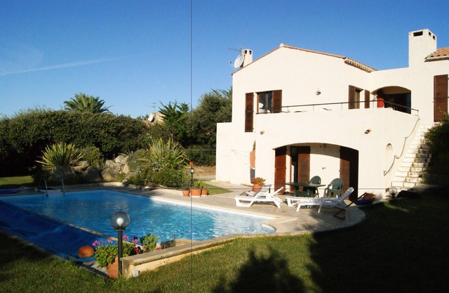 Large villa with heated private pool, for 8 (+2 children), 400m to the seaside