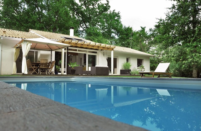 LARGE VILLA WITH SWIMMING POOL in the heart of the Bordeaux vineyards (Léognan)