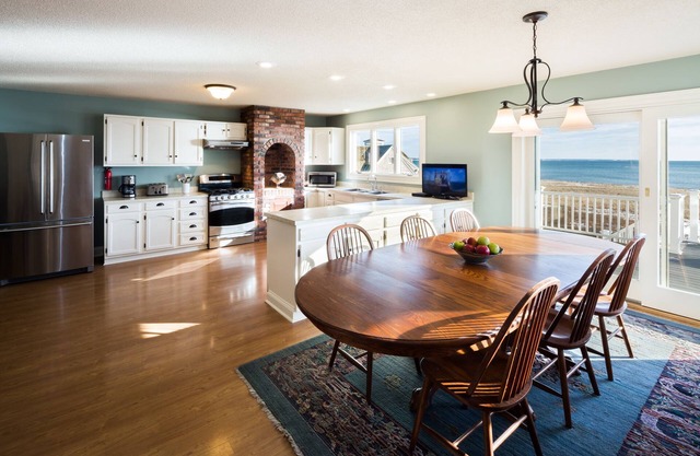 Large waterfront family home in a great location, spectacular views! RPSH003