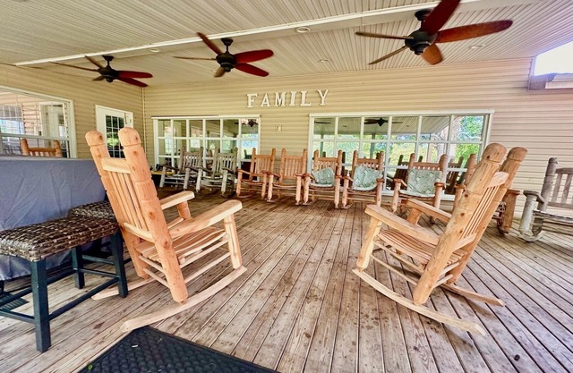 Largest Coast Mini Resort! Pool, Gym, Pool table, Lake +
