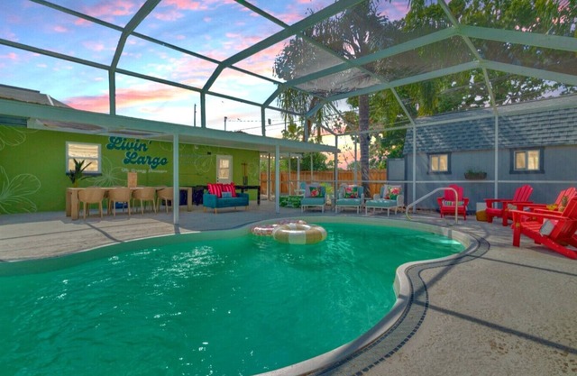 Largo Private Heated Pool 12 min to Beach Sleeps 12