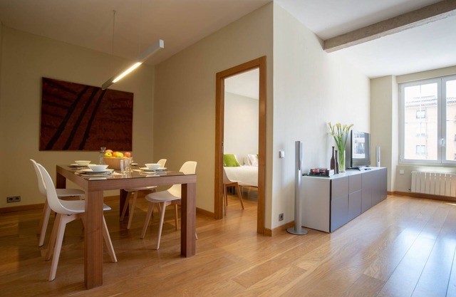 "Las Columnas", modern center apartment 4 pax, parking.