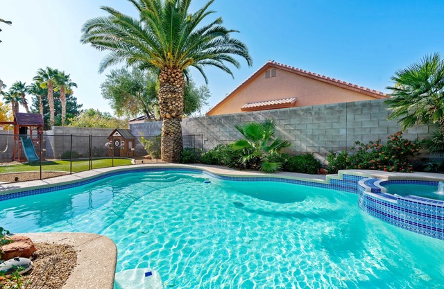 LAS VEGAS LUXURY HOME, 5 BDRP, POOL W/HEATER, BBQ, GAMES