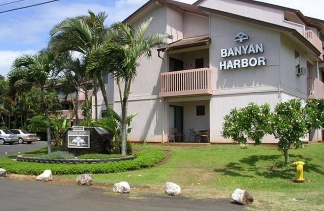 LAST MINUTE DEAL! 2BR in Lihue, minutes from the beach. Perfect for a getaway!