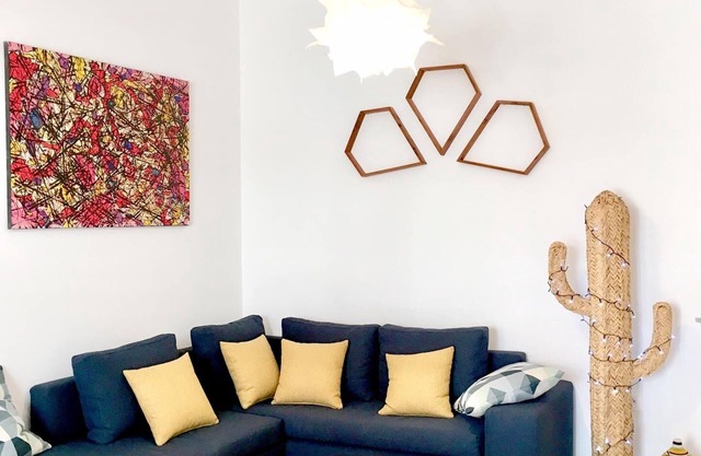 LAU 8. 80m2 apartment, bright and functional, near TGV station and French school