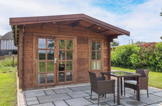 LAUREL LODGE, romantic, character holiday cottage in Strensall