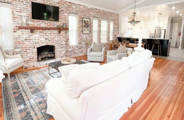 Laurel Top Property, Downtown Walkable, King Bed