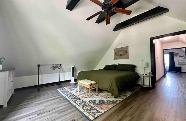 Lavish tub with free parking near several music & wedding venues