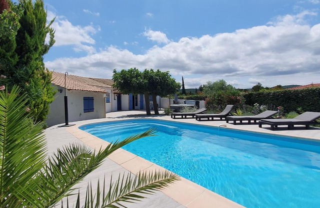 Lavish Villa in Pouzols Minervois with bubble bath