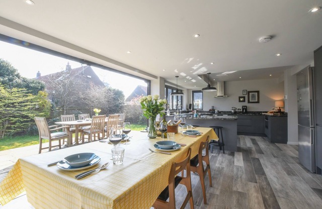 LAVVANDE, WALBERSWICK, pet friendly, with open fire in Walberswick