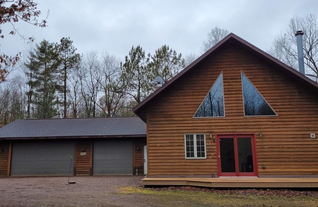 Lazy Bear Lodge family- friendly cabin near Lake Arbutus & Hatfield