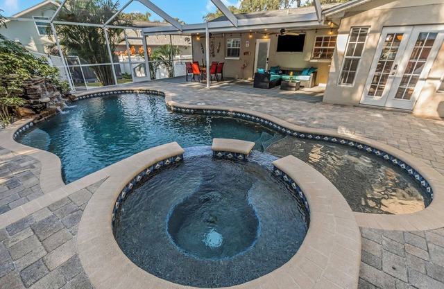 Lazy Lizard Villa! With Heated Pool/Spa/Waterfall. Safety Harbor FL
