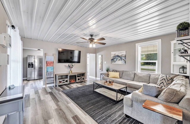 Lazy River Villa - Hottub! Fenced Yard! Sleeps 13!