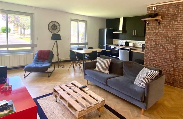 Le Eugene: spacious, bright in front of the CHU