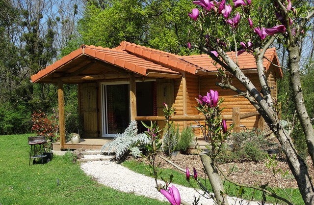 LE FAY: Chalet (Loriot) on the edge of a pond in the heart of nature