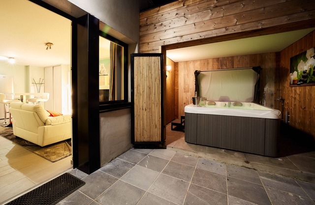 LE FOULQUE furnished 4star tourist accommodation Private JACUZZI on the terrace