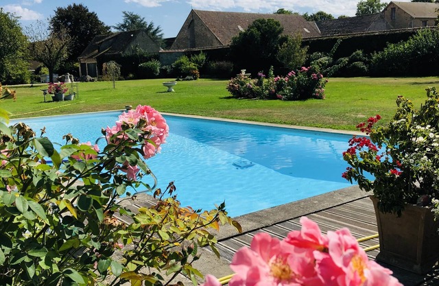 Le gîte de la Bergère, a welcoming, cozy gîte facing the pool.