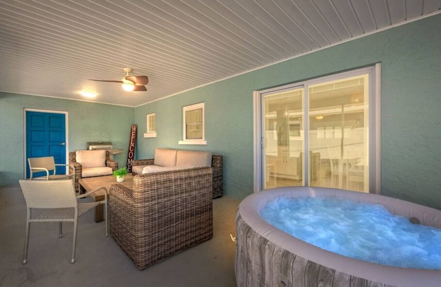 Le Grand Getaway: Hot Tub, Golf Cart, 3 Min Wk to Bch, FREE Activities, Pets OK!