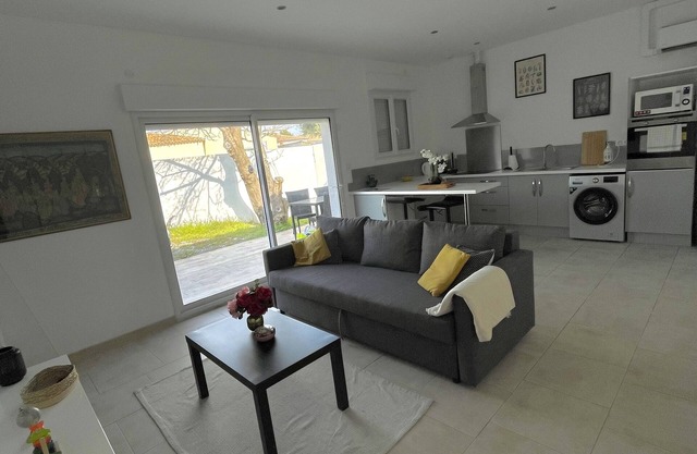 Le Lou Clapas Self-contained apartment with courtyard