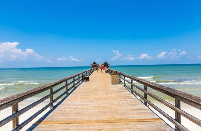 Le Monaco - Romantic 1 BR Condo Steps from 5th Ave S. Chic Coastal Retreat with King Bed and Beach Access. Perfect Location for Couples Near Dining, Shopping, and Naples Beach