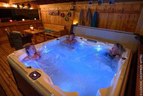 Le Nid d'Alex Spa , Rando et table d'hôte