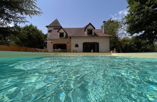 Le Poirier au Roi, villa with swimming pool, jacuzzi and pond