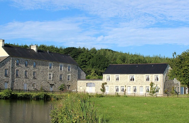 Le Pont D'Albart lakeside cottage with swimming pool