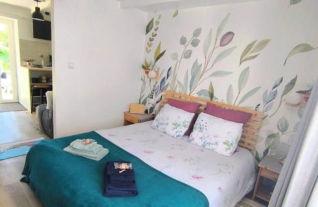 LE TIGÎTE B&B Self-contained suite: private entrance, breakfast, linen, living room, kitchenette