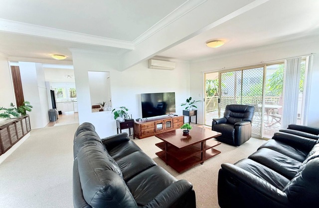 Leafy peaceful 3 bedroom family friendly home for serene escape