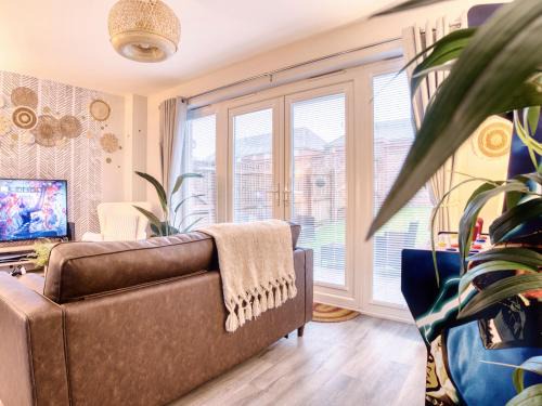 Leeds getaway with hot tub & gaming room
