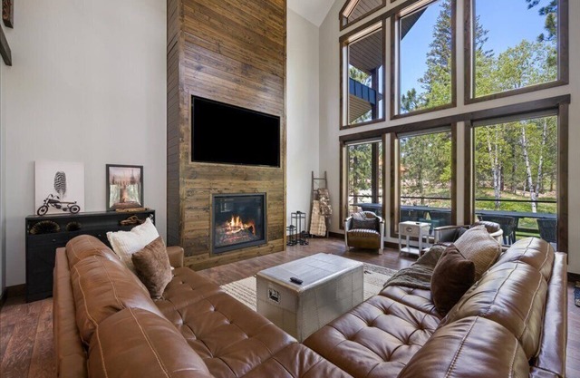 Legends Lodge- 22 guest Mountain retreat with pool access!